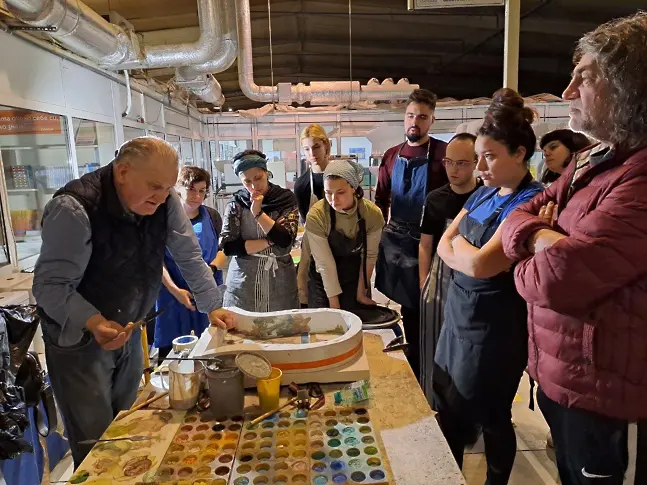Трансферна ангобна техника в гипсов калъп приложиха студентите от НБУ по време на творчески стаж в завода за керамика на „Идеал Стандарт – Видима“
