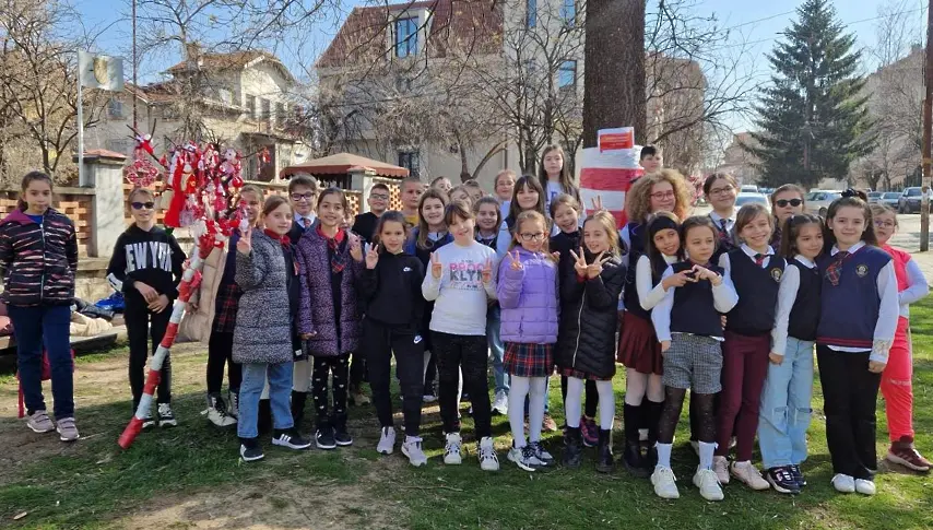 От днес плевенски деца украсяват центъра на града в червено и бяло/СНИМКИ/