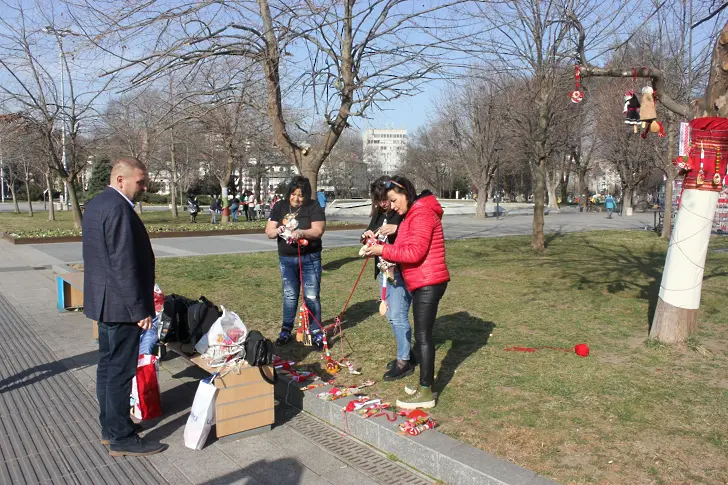 От днес плевенски деца украсяват центъра на града в червено и бяло/СНИМКИ/
