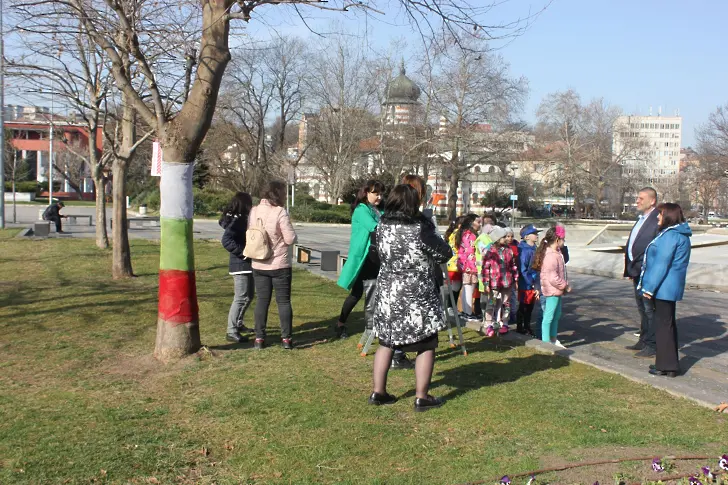 От днес плевенски деца украсяват центъра на града в червено и бяло/СНИМКИ/
