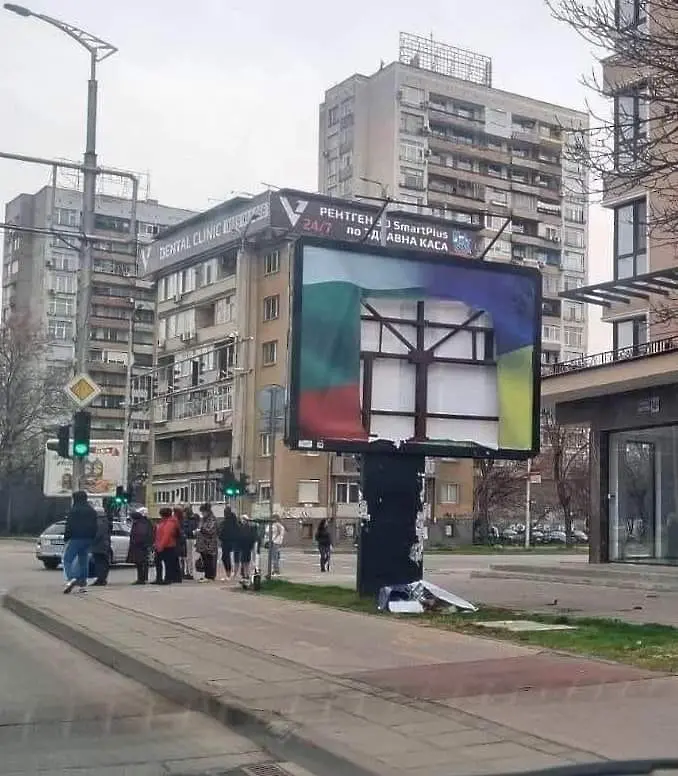 Разкъсаха билборда на бул. „България“ в Пловдив, поставен в подкрепа на украинската кауза 