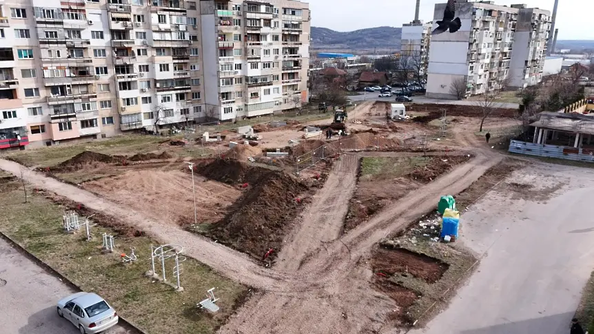 Продължава работата по изграждането на парка в ж.к. „Младост“ във Враца