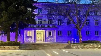Сградата на Община Враца е осветена в синьо в знак на съпричастност към Световния ден за борба с редките болести – 29 февруари