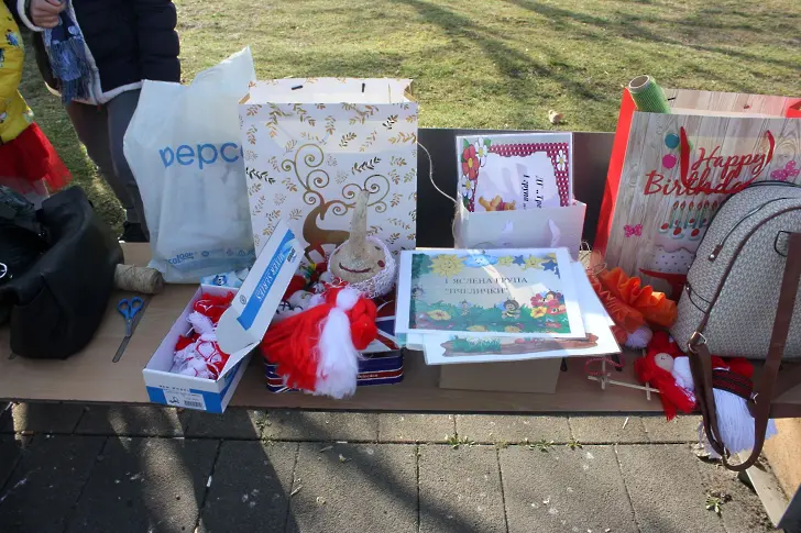 От днес плевенски деца украсяват центъра на града в червено и бяло/СНИМКИ/