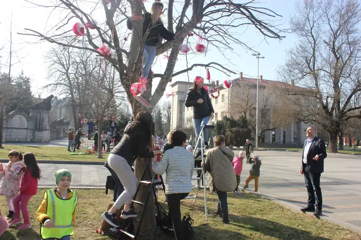 От днес плевенски деца украсяват центъра на града в червено и бяло/СНИМКИ/