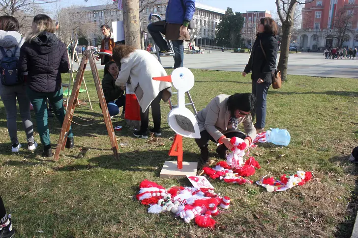От днес плевенски деца украсяват центъра на града в червено и бяло/СНИМКИ/