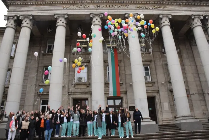 Студенти пуснаха 100 разноцветни балона пред Русенския университет за отбелязване на Международния ден на редките болести  
