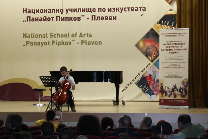 Проект на НУИ „Панайот Пипков“ запали малките деца към класическите музикални инструменти в Плевен/СНИМКИ/