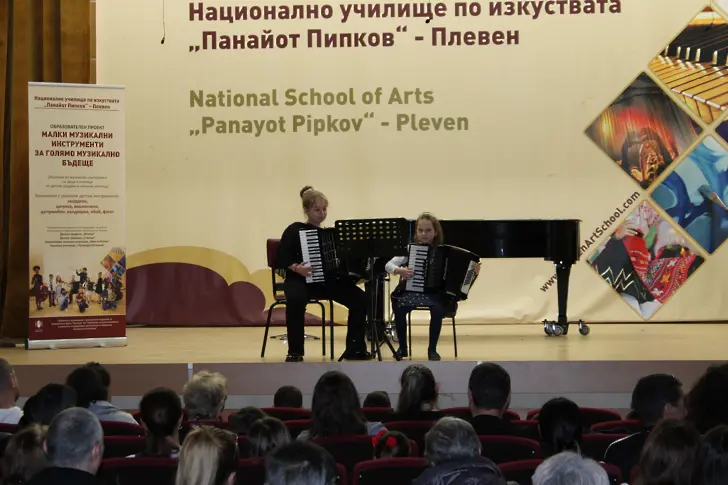 Проект на НУИ „Панайот Пипков“ запали малките деца към класическите музикални инструменти в Плевен/СНИМКИ/