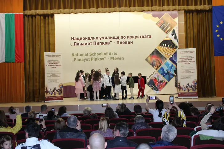 Проект на НУИ „Панайот Пипков“ запали малките деца към класическите музикални инструменти в Плевен/СНИМКИ/