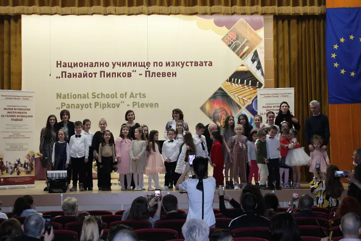 Проект на НУИ „Панайот Пипков“ запали малките деца към класическите музикални инструменти в Плевен/СНИМКИ/