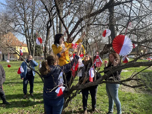 В град Левски Баба Марта побърза и мартенички завърза за радост на малки и големи 