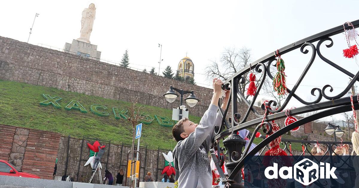 Децата на Хасково за поредна година украсиха града с празнична