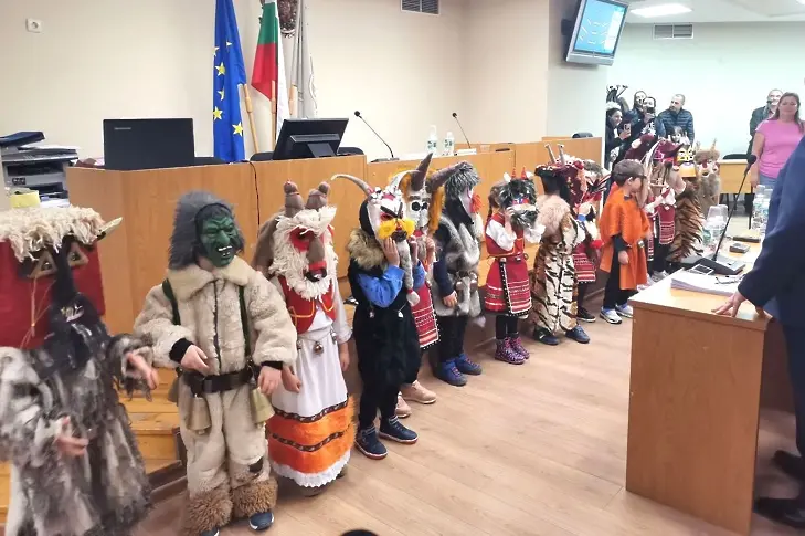 Детска кукерска група откри днешното заседание на Общинския съвет в Плевен 