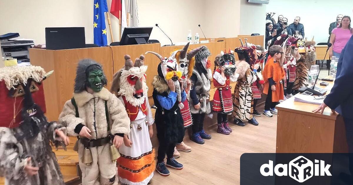 Единствената детска кукерска група в Плевен бе гост на Общинския