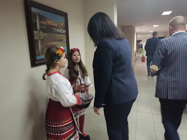 Деца подариха мартеници за здраве на общинските съветници