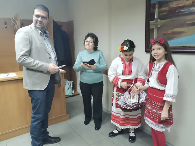 Деца подариха мартеници за здраве на общинските съветници