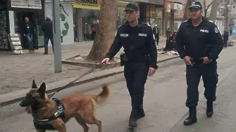 Превантивно: Полицаи с автомати пред молове и площади