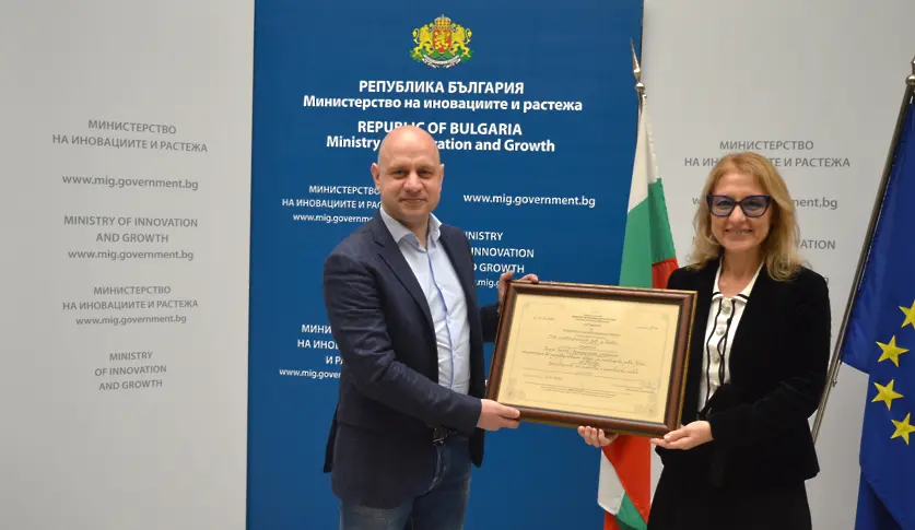 Министър Стойчева връчи два сертификата за приоритетни инвестиционни проекти на заводи в Шумен и Плевен  