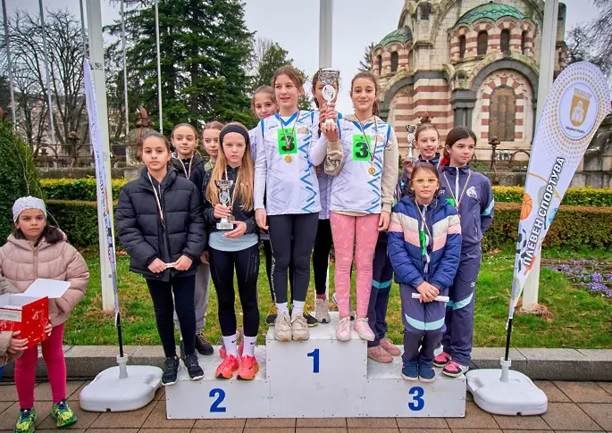 11-годишна плевенчанка спечели призовото място в кроса, посветен на Националния празник/СНИМКИ/