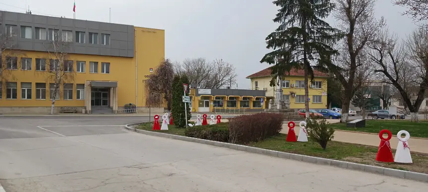 Община Гулянци посрещна скъпи гости на 1 март и дари с мартенички всички деца и ученици