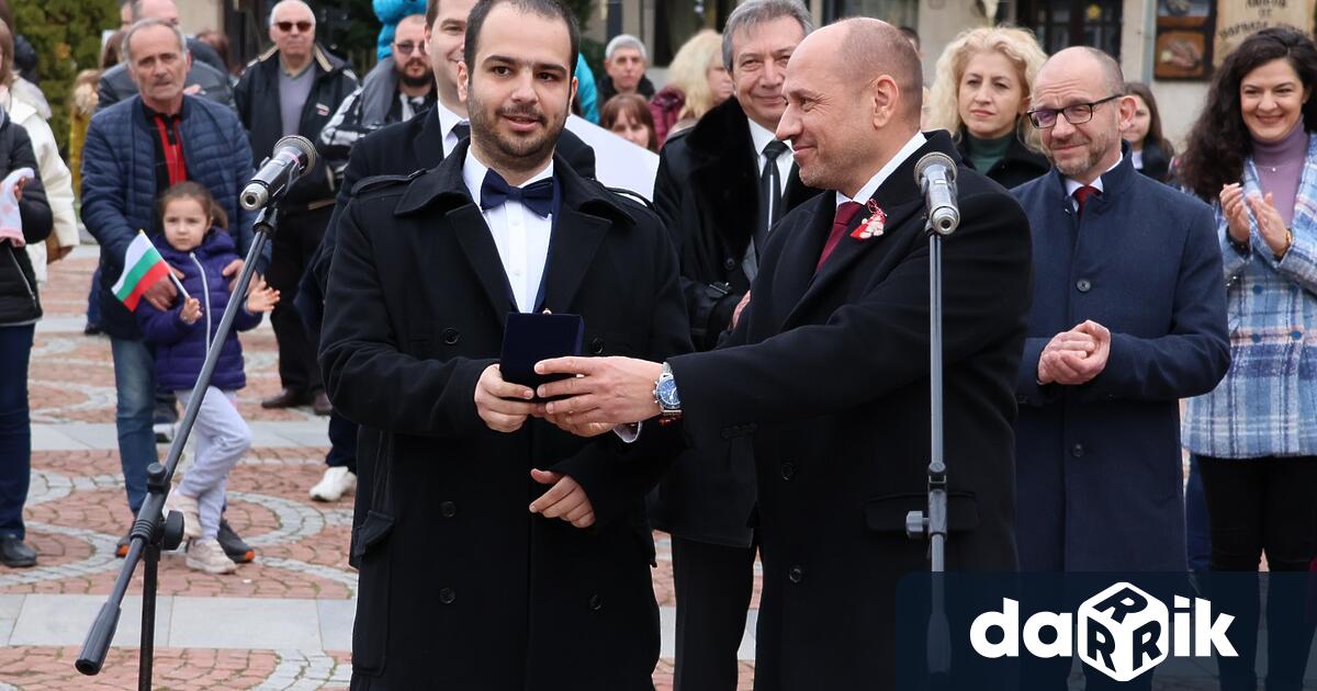 На 3-ти март, Студентът на годината Трифон Попов получиот кмета