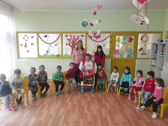 Баба Марта зарадва малки и големи в село Асеновци