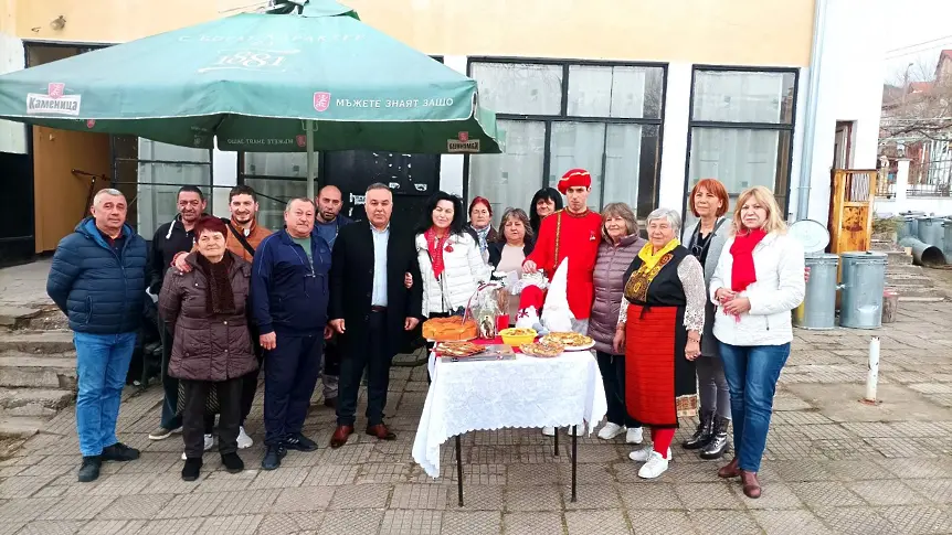 ВМРО Кюстендил отново с дарения от мартеници и български трикольори