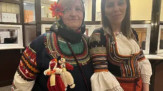 Баба Марта посрещна служителите на общинска администрация Кюстендил с мартеници, питка и мед