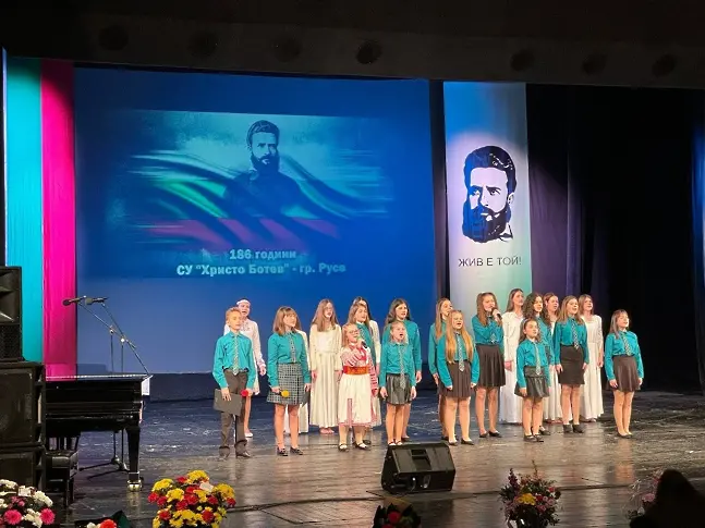 СУ „Христо Ботев“ отбеляза патронния си празник с голям концерт