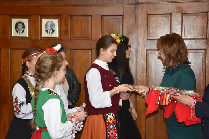Деца от пловдивските читалища закичиха с мартеници служителите на Община Пловдив