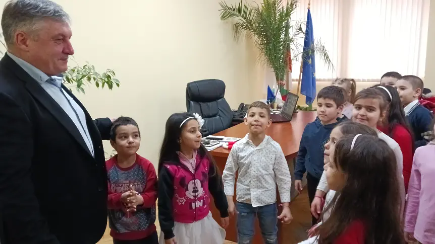 Община Гулянци посрещна скъпи гости на 1 март и дари с мартенички всички деца и ученици
