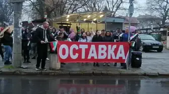 Родители излязоха на протест срещу ръководството на пловдивско училище