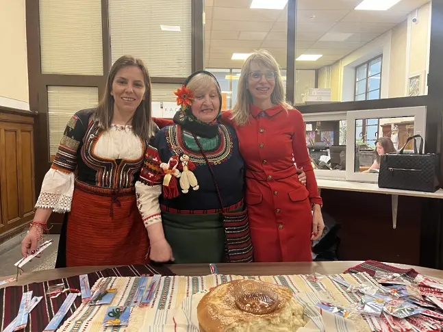 Баба Марта посрещна служителите на общинска администрация Кюстендил с мартеници, питка и мед