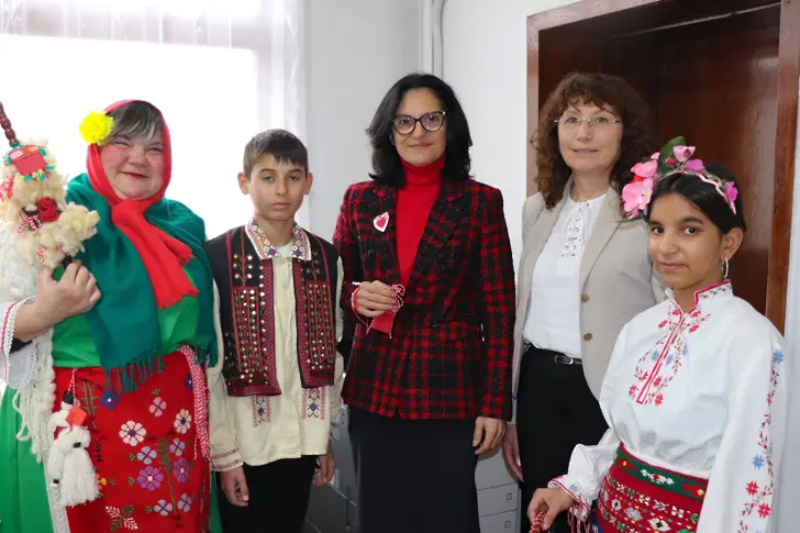 Баба Марта, Пижо и Пенда изненадаха приятно кмета на Левски и децата от детските/СНИМКИ/ 