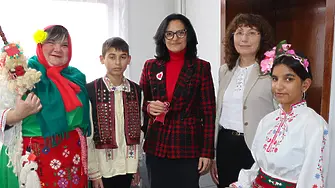 Баба Марта, Пижо и Пенда изненадаха приятно кмета на Левски и децата от детските/СНИМКИ/ 
