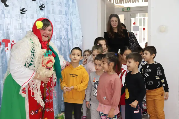 Баба Марта, Пижо и Пенда изненадаха приятно кмета на Левски и децата от детските/СНИМКИ/ 