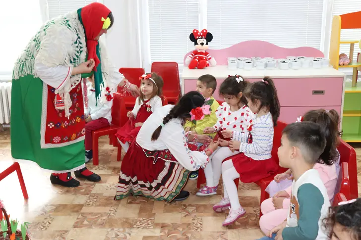 Баба Марта, Пижо и Пенда изненадаха приятно кмета на Левски и децата от детските/СНИМКИ/ 