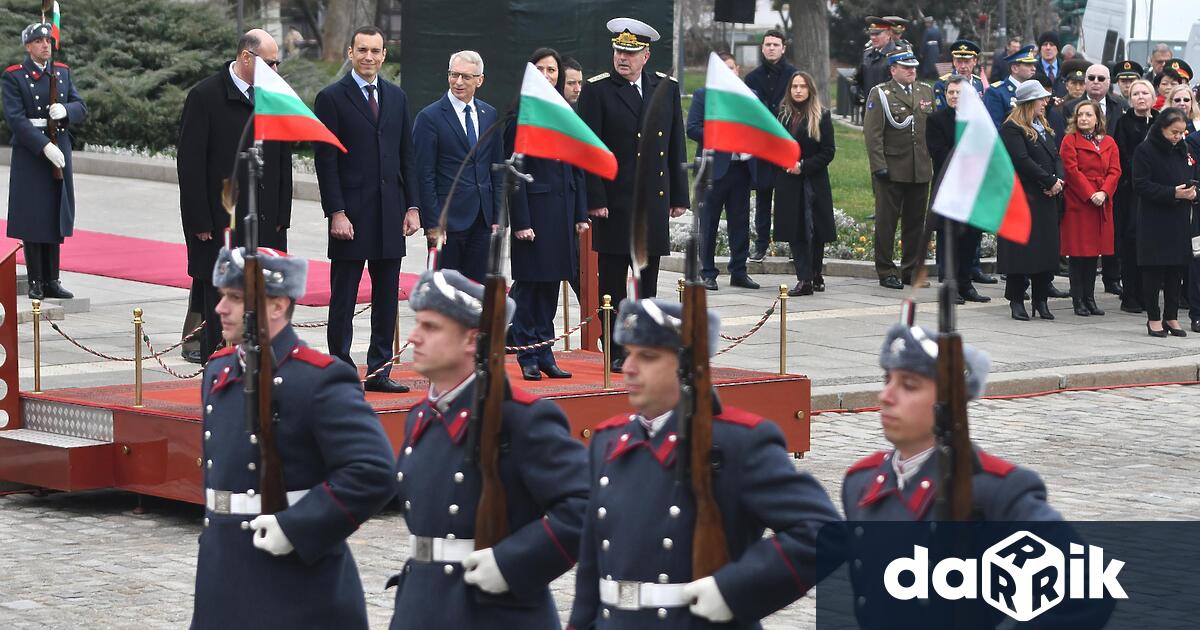 По случай националния празник на България поздравления и послания отправиха