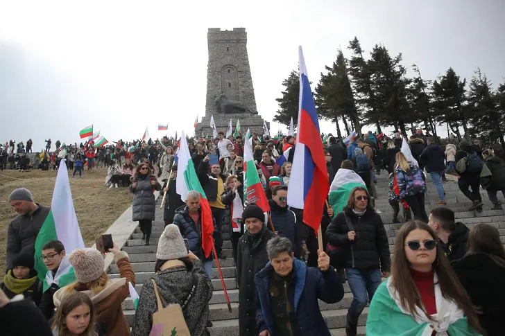 Хиляди хора се събраха на Шипка, за да се преклонят пред делото на освободителите
