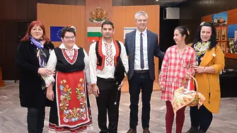 Младежи с увреждания подариха мартеници на кмета на Варна