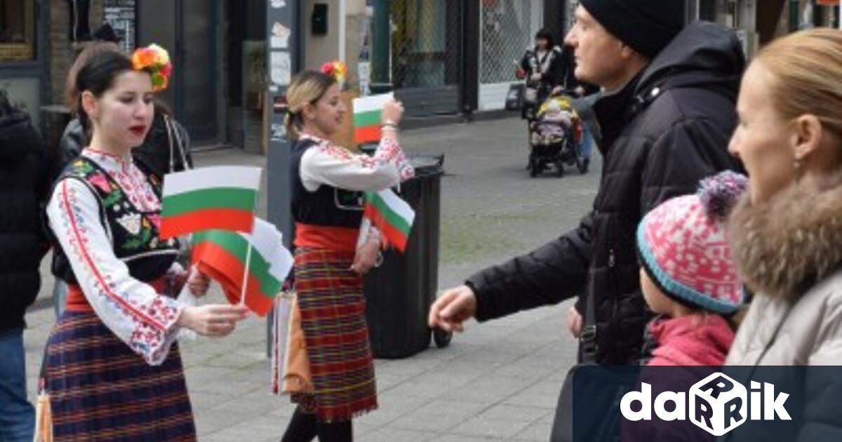 Община Бургас раздаде 3000 български флагчета на преминаващите днес поглавнитеулици