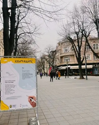 "Хвърчащите хора" с поетични послания към жители и гости на Бургас 