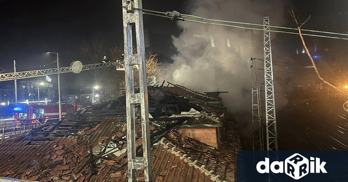 Пожар унищожи близо 400 квадратни метра от покрива на необитаема