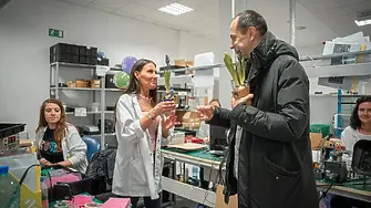 Кметът на Враца подари цветя за празника на жените от различни предприятия в града