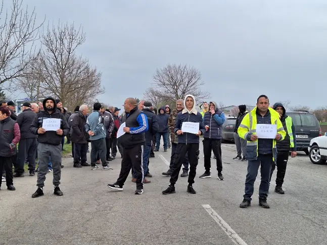 Жителите на четири тунджански села излязоха на протест заради републикански път