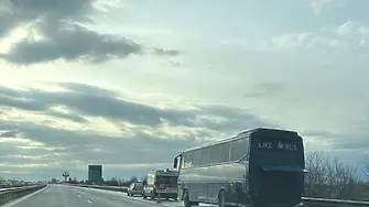 Камион удари автобус на магистрала „Тракия“, има ранен