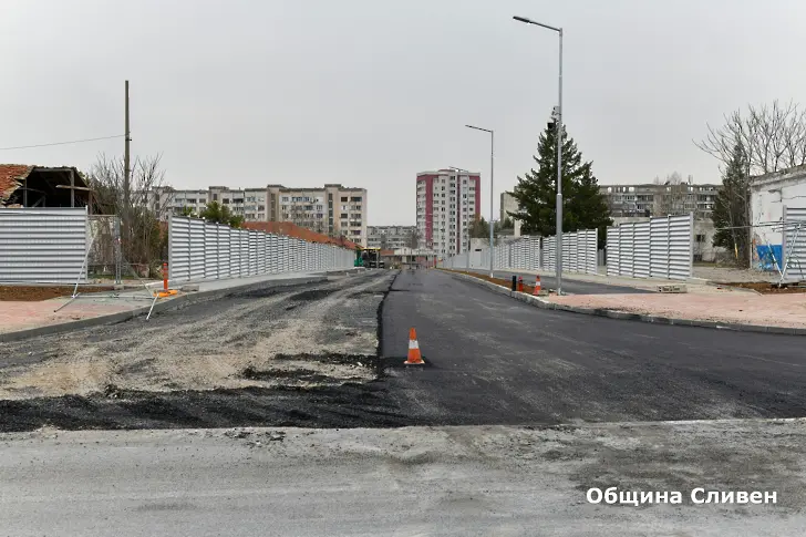 Асфалтират новата улица между булевардите „Бургаско шосе“ и „Хаджи Димитър“