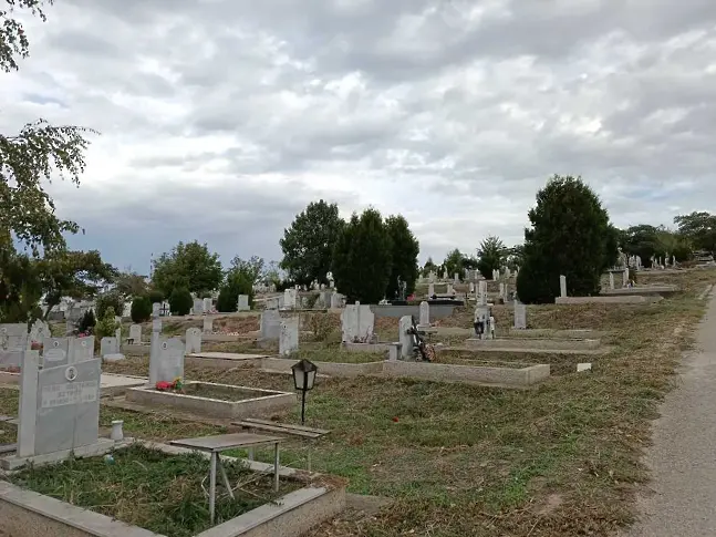 Допълнителни електробуси ще се движат на Задушница до гробищен парк „Чаира”