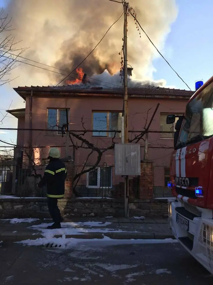 Непочистен комин предизвика сериозен пожар в къща в Първенец